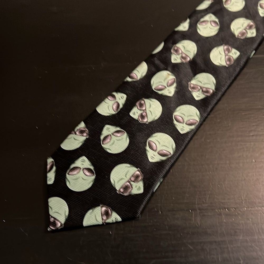 Addiction alien necktie‎